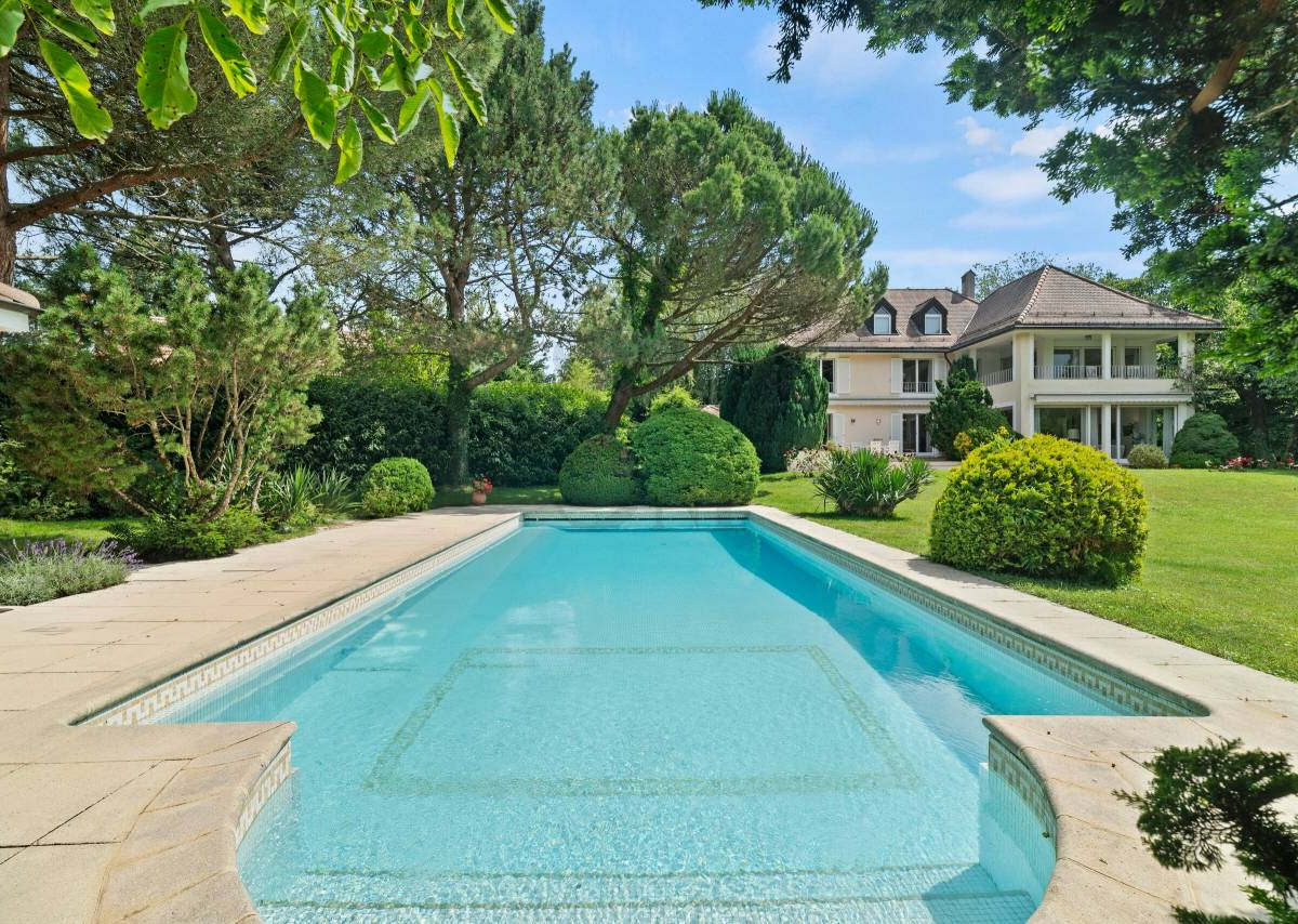 Spacieuse villa avec piscine et jardin bucolique