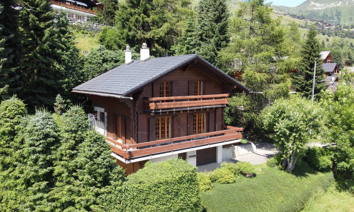 This 3-bedroom chalet is a place of tranquillity with breathtaking vie