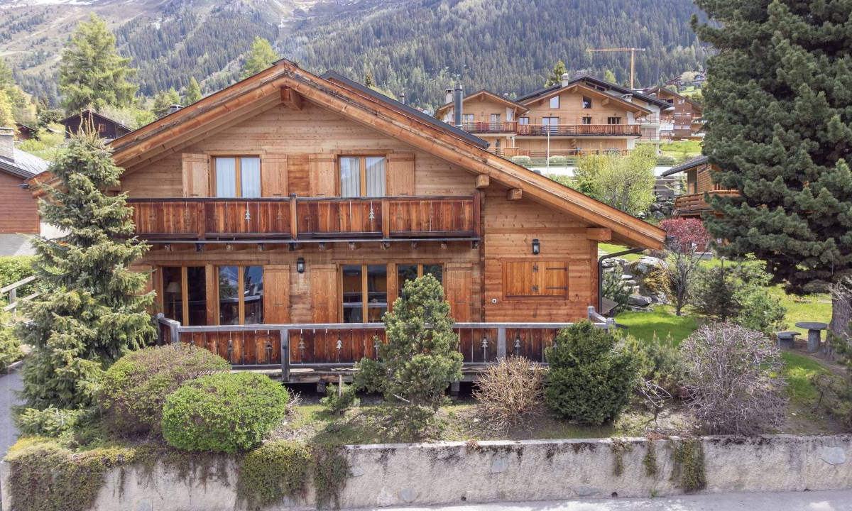 A real ski-in ski-out, this chalet sought-after location
