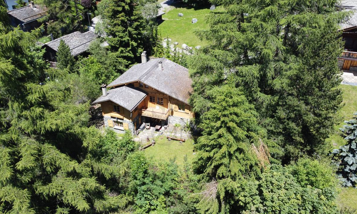 Situé au cœur de Verbier, ce chalet se dresse dans une nature intacte 